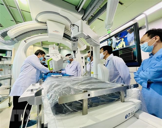 Các bác sỹ Bệnh viện Đột quỵ-Tim mạch Cần Thơ thao tác chụp DSA với sự hỗ trợ của Robot Corindus. (Ảnh: Ánh Tuyết/TTXVN)