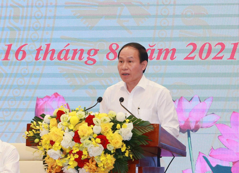 Ông Lê Tiến Châu, Ủy viên Trung ương Đảng, Phó Chủ tịch - Tổng thư ký Ủy ban Trung ương Mặt trận Tổ quốc Việt Nam trình bày báo cáo tại hội nghị. (Ảnh: Phương Hoa/TTXVN)