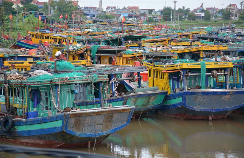 Tàu thuyền neo đậu trên bến cá xã Giao Hải, huyện Giao Thủy, tỉnh Nam Định. (Ảnh: Công Luật/TTXVN)