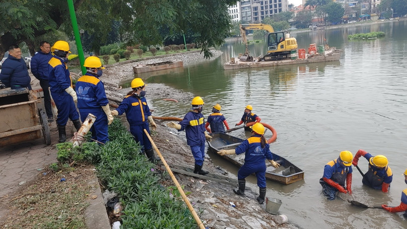 Công nhân tổ Mương của Xí nghiệp Thoát nước số 4, Công ty Trách nhiệm hữu hạn Một thành viên Thoát nước Hà Nội. (Ảnh: Mạnh Khánh/Vietnam+)