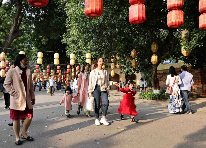 Khách du lịch tham quan Khu di tích Hoàng thành Thăng Long. (Ảnh: Trần Việt/TTXVN)