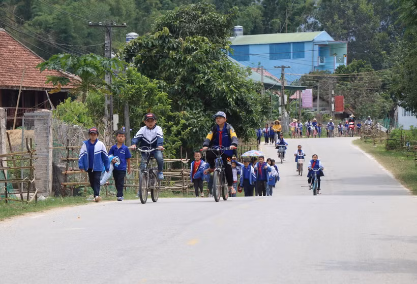 Học sinh trên đường tan học trên những con đường của vùng căn cứ địa cách mạng Mường Phăng. (Ảnh: Xuân Tiến/TTXVN)