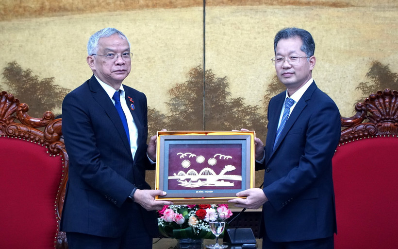 Bí thư Thành ủy Đà Nẵng Nguyễn Văn Quảng (phải) tặng quà lưu niệm cho Phó Chủ tịch Quốc hội Lào Sommad Pholsena. (Ảnh: Quốc Dũng/TTXVN)