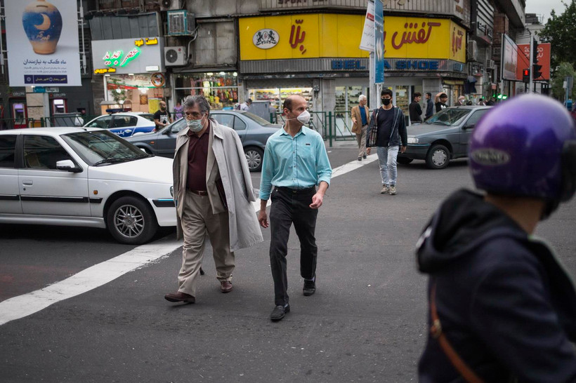 Người dân đeo khẩu trang phòng lây nhiễm COVID-19 tại Tehran của Iran ngày 29/4 vừa qua. (Ảnh: THX/TTXVN)