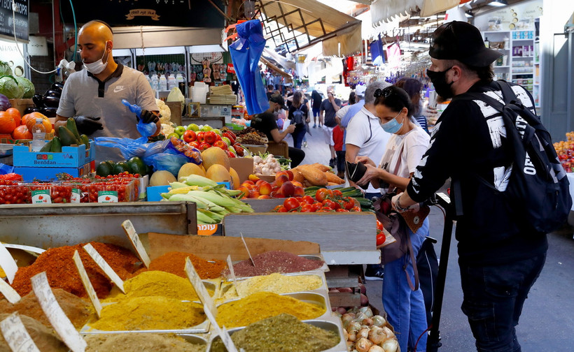 Người dân mua sắm tại một khu chợ ở thành phố Tel Aviv, Israel. (Ảnh: AFP/TTXVN)