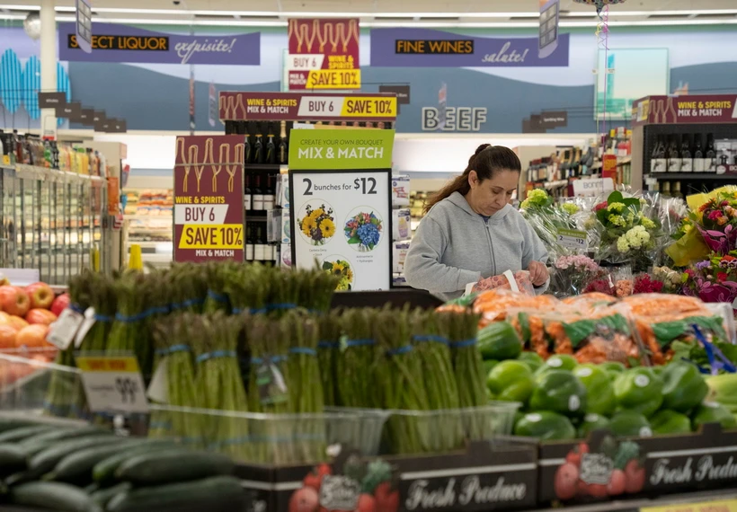 Người tiêu dùng mua hàng hóa trong siêu thị ở San Mateo, California, Mỹ. (Ảnh: THX/TTXVN)