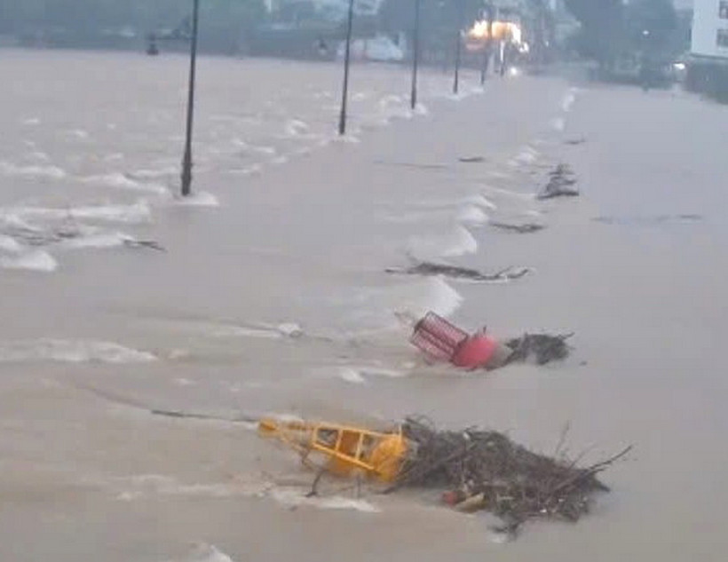 Mưa lớn, Đập Đá tràn, nước cháy xiết, sông Hương xấp xỉ báo động 3. (Nguồn: Báo Thừa Thiên-Huế)