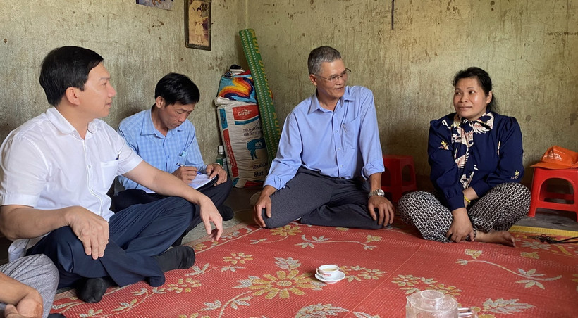 Lãnh đạo Lao động-Thương binh và Xã hội tỉnh Kon Tum thăm hỏi và động viên lao động Y Nghen. (Ảnh: TTXVN phát)