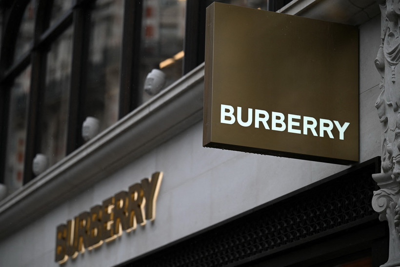 Thương hiệu thời trang Burberry tại cửa hàng ở London, Anh. (Ảnh: AFP/TTXVN)