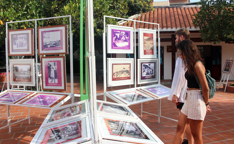 Du khách quốc tế tham quan triển lãm. (Ảnh: Hồng Hiếu/TTXVN)