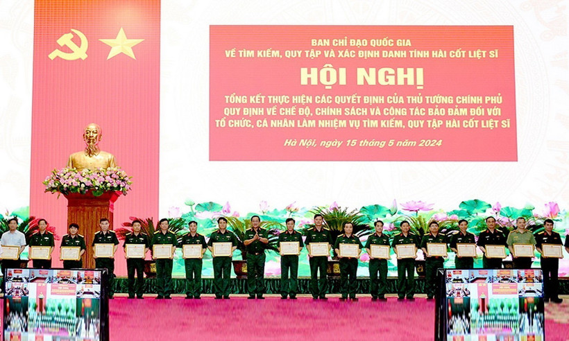 Thượng tướng Võ Minh Lương trao Bằng khen tặng các tập thể có thành tích xuất sắc trong chỉ đạo, triển khai thực hiện các chế độ, chính sách và công tác bảo đảm làm nhiệm vụ tìm kiếm quy tập hài cốt liệt sỹ. (Ảnh: Hồng Pha/TTXVN phát)