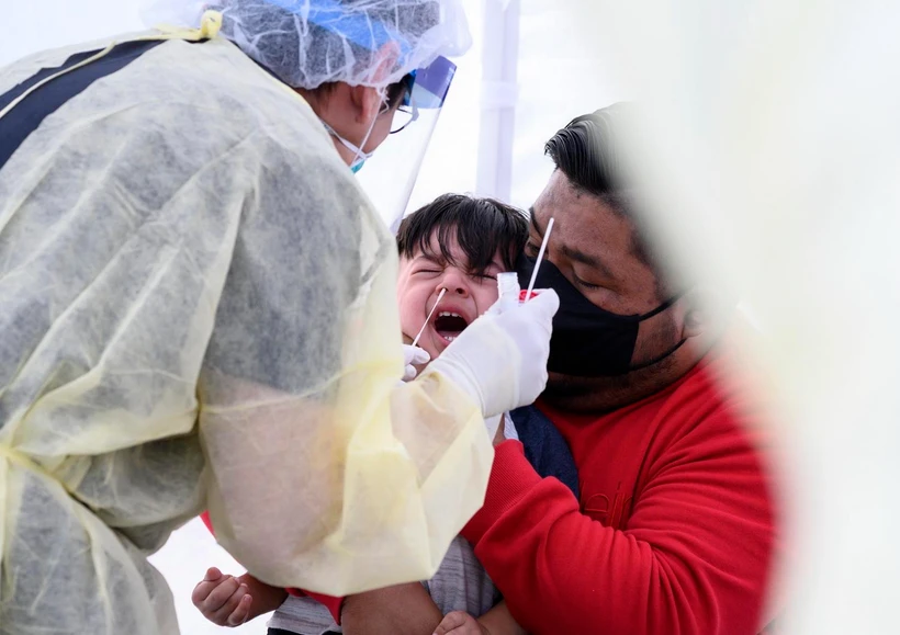 Nhân viên y tế lấy mẫu xét nghiệm COVID-19 tại Brooklyn, New York, Mỹ, ngày 25/4 vừa. (Ảnh:AFP/TTXVN)