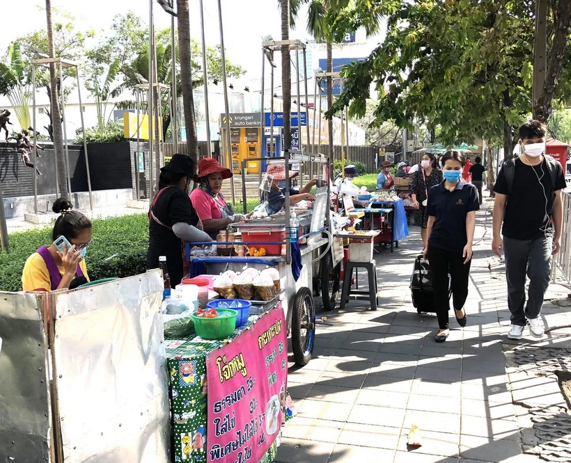 Những người bán hàng rong trên đường phố ở thủ đô Bangkok chủ yếu là lao động nước ngoài. (Ảnh: Ngọc Quang/TTXVN)