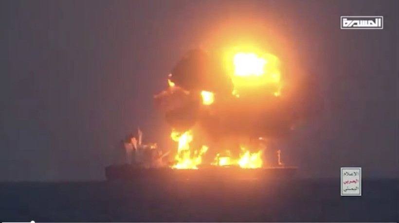 Vụ hỏa hoạn trên tàu chở dầu Sounion ở Biển Đỏ. (Ảnh: Gcaptain/TTXVN)