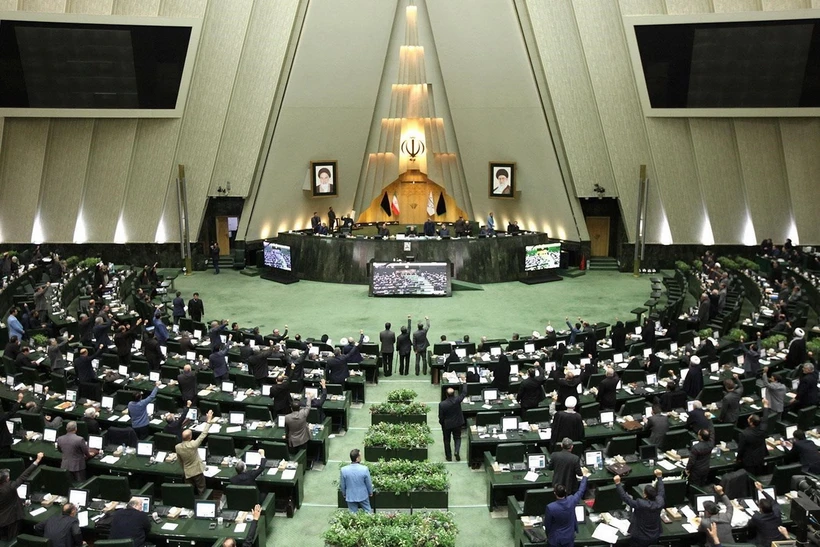 Toàn cảnh một phiên họp Quốc hội Iran tại Tehran. (Ảnh: AFP/TTXVN)