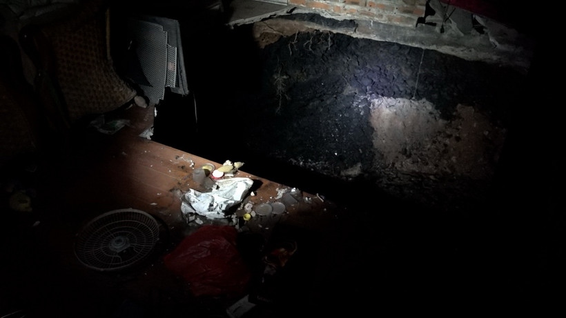 "Hố tử thần" xuất hiện trong kho chứa đồ nhà ông Trần Hữu Ba, phường Cẩm Sơn, thành phố Cẩm Phả ngày 23/6. (Ảnh: TTXVN phát)