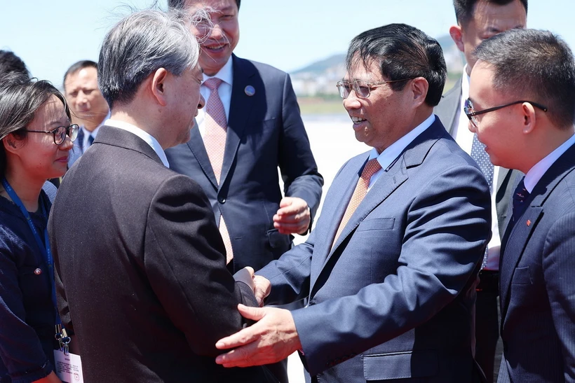 Lễ đón Thủ tướng Phạm Minh Chính đến thành phố Đại Liên, tỉnh Liêu Ninh (Trung Quốc). (Ảnh: Dương Giang/TTXVN)