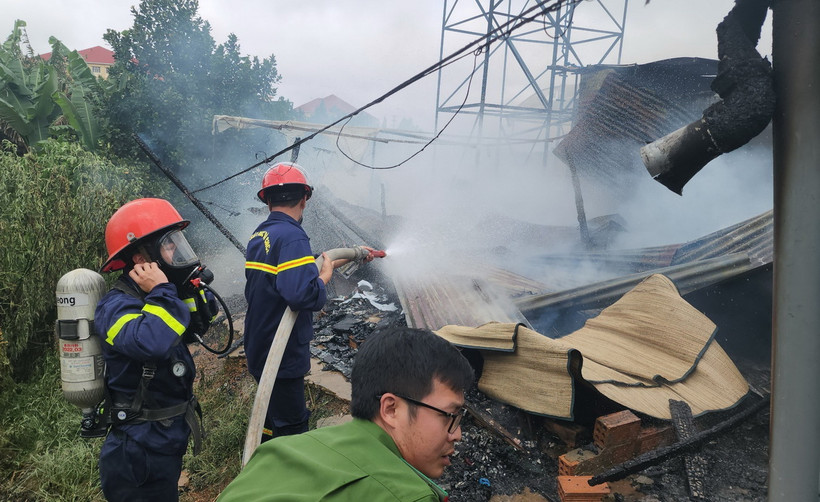 Lực lượng cảnh sát triển khai công tác chữa cháy tại hiện trường. (Ảnh: Nguyễn Dũng/TTXVN)