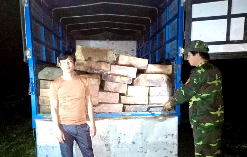 Tài xế Lê Phong và tang vật bị lực lượng chức năng bắt giữ. (Ảnh: TTXVN phát)