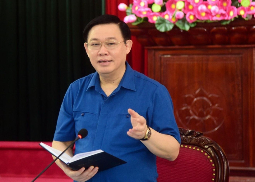 Bí thư Thành ủy Hà Nội Vương Đình Huệ chủ trì buổi làm việc với Ban Thường vụ Huyện ủy Đan Phượng. (Ảnh: Văn Điệp/TTXVN)