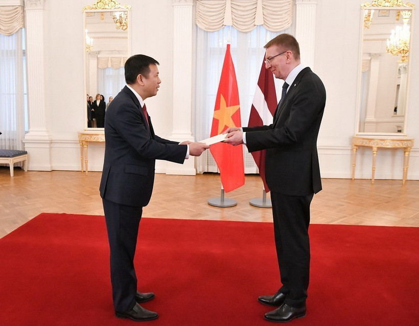 Đại sứ Trần Văn Tuấn trình Quốc thư lên Tổng thống Latvia. (Ảnh: TTXVN phát)