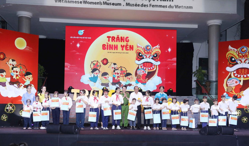 Ủy viên Bộ Chính trị, Phó Thủ tướng Thường trực Chính phủ Trương Hòa Bình tặng quà Trung Thu cho các cháu thiếu nhi. (Ảnh: Phương Hoa/TTXVN)