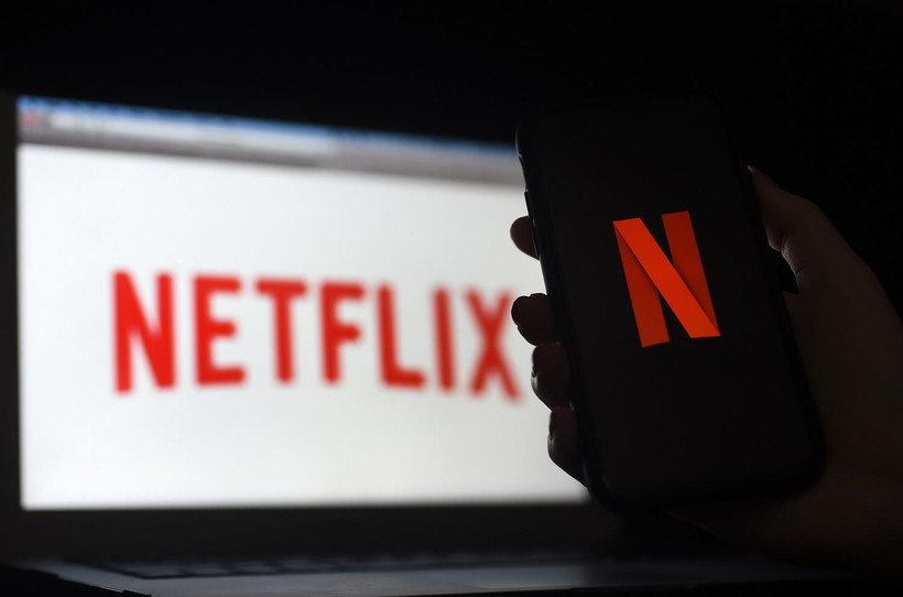 Biểu tượng Netflix trên màn hình máy tính và điện thoại di động ở Arlington, Virginia, Mỹ. (Ảnh: AFP/TTXVN)