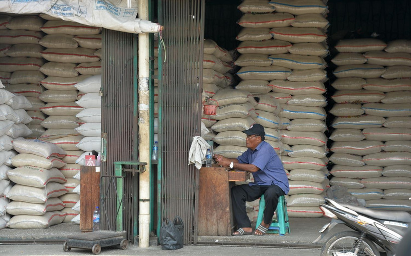 Một quầy bán gạo tại chợ ở thủ đô Jakarta của Indonesia. (Ảnh: AFP/TTXVN)