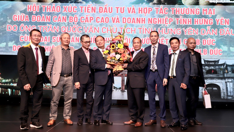 Đại diện Hội doanh nghiệp người Việt tại Đức tặng hoa đoàn công tác tỉnh Hưng Yên. (Ảnh: Phương Hoa/TTXVN)