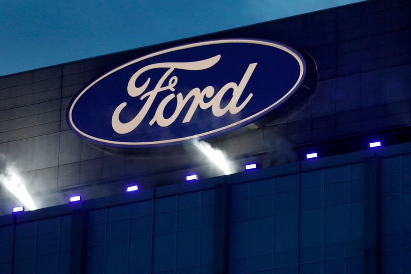 Biểu tượng hãng ô tô Ford tại trụ sở ở Dearborn, Michigan, Mỹ. (Ảnh: AFP/TTXVN)