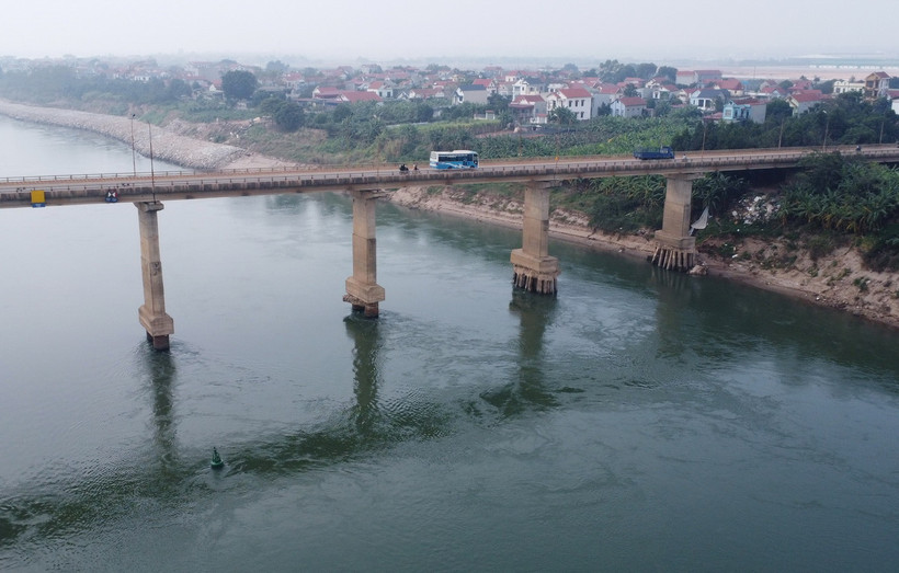 Cầu Trung Hà nằm trên Quốc lộ 32 bắc qua sông Đà, nối thành phố Hà Nội và tỉnh Phú Thọ, có chiều dài 743,6m, gồm 14 nhịp. (Ảnh: Tạ Toàn/TTXVN)