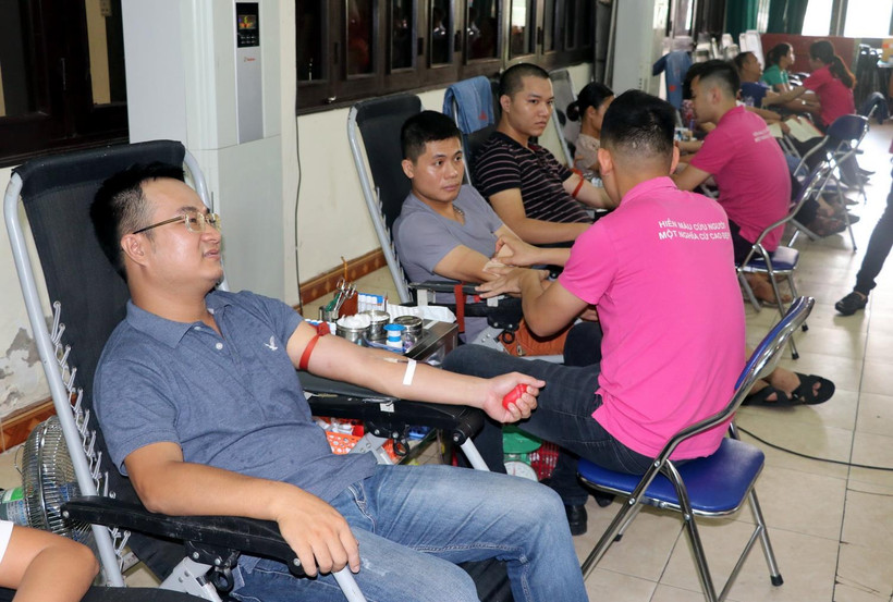 Đông đảo người dân tham gia hiến máu. (Ảnh: Nguyễn Lành/TTXVN)
