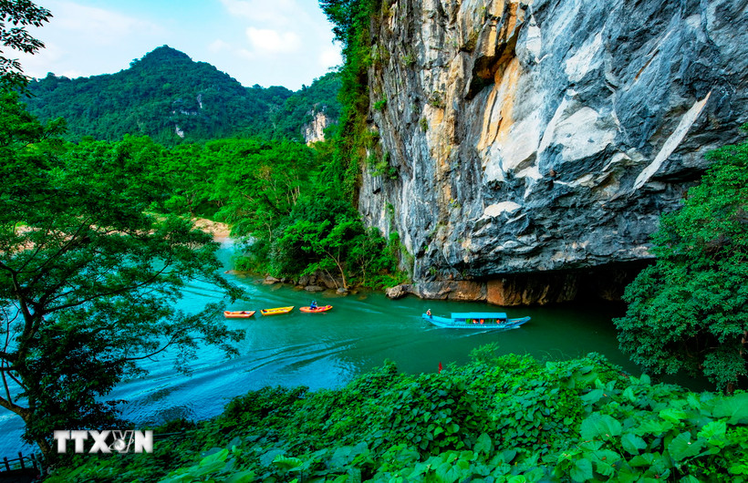 Cảnh vật bên ngoài cửa động Phong Nha (Quảng Bình) đẹp như một bức tranh. (Ảnh: TTXVN phát)