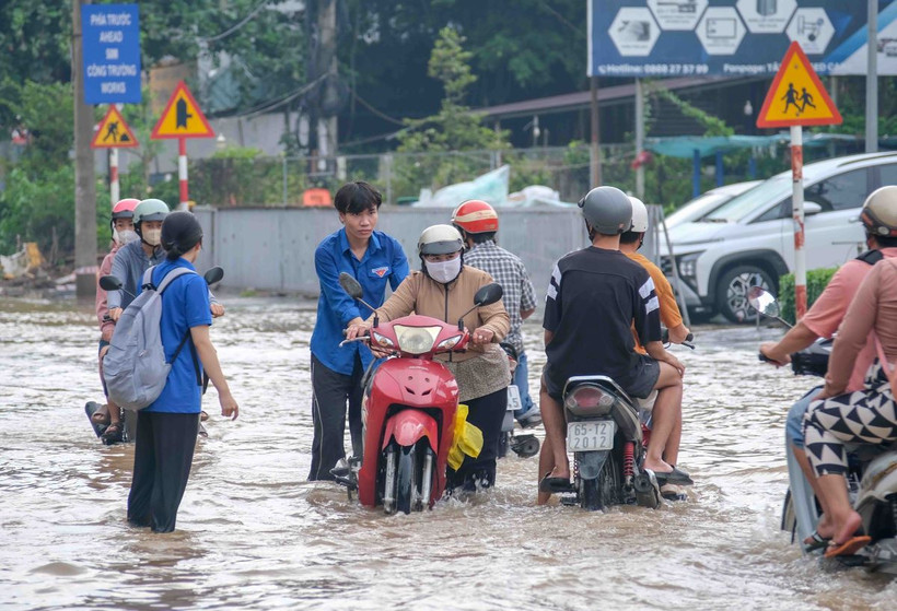Nước ngập trên đường Cách Mạng Tháng Tám, quận Bình Thủy, Cần Thơ, trong đợt triều cường đầu tháng 9 âm lịch (ngày 6/10). (Ảnh: Thanh Liêm/TTXVN)