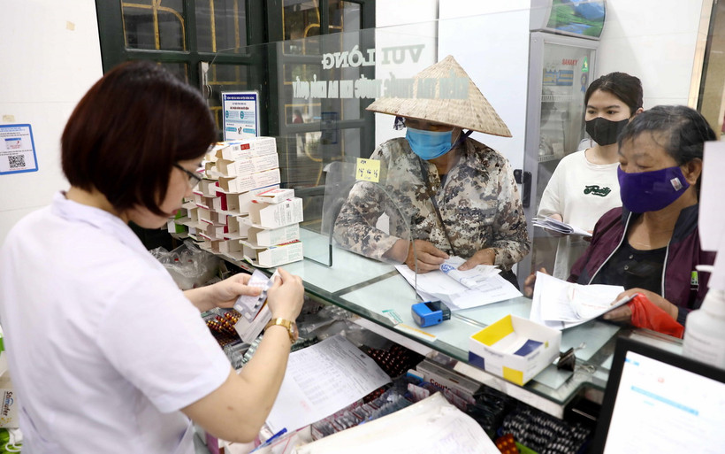 Cấp phát thuốc cho bệnh nhân tại bệnh viện. (Ảnh: Thế Duyệt/TTXVN)
