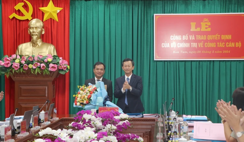 Bí thư Tỉnh ủy Kon Tum Dương Văn Trang trao Quyết định chuẩn y chức vụ Phó Bí thư Tỉnh ủy Kon Tum cho đồng chí U Huấn. (Ảnh: Cao Nguyên/TTXVN)