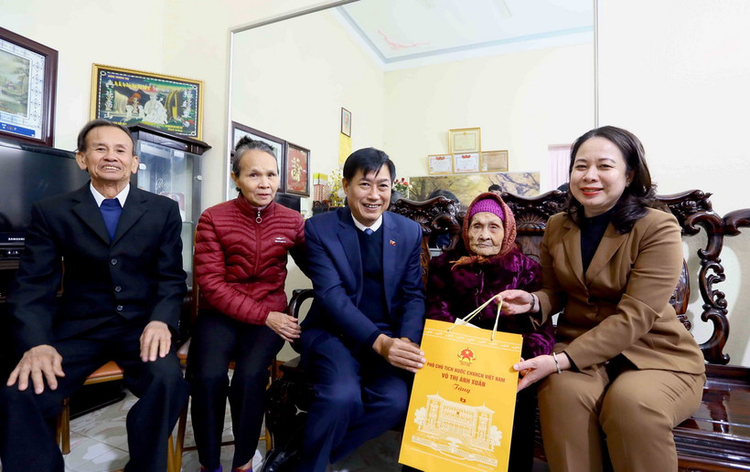 Phó Chủ tịch nước Võ Thị Ánh Xuân thăm, tặng quà cho Mẹ Việt Nam Anh hùng Đoàn Thị Diệp, tổ 10, phường Quyết Thắng, thành phố Sơn La. (Ảnh: Quang Quyết/TTXVN)
