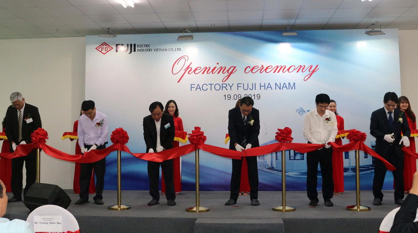 Các đại biểu thực hiện nghi lễ cắt băng khánh thành Nhà máy Fuji Electric. (Ảnh: Nguyễn Chinh/TTXVN)