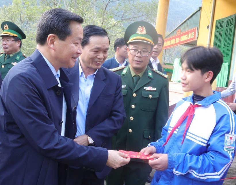 Phó Thủ tướng Chính phủ Lê Minh Khái tặng quà cho học sinh con nuôi của Đồn Biên phòng Sóc Giang, huyện Hà Quảng, Cao Bằng. (Ảnh: Quốc Đạt/TTXVN)