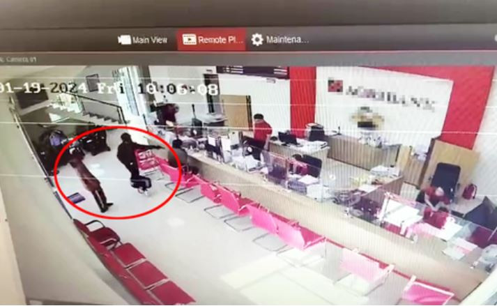 Hai tên cướp cầm súng xông vào ngân hàng.(Ảnh cắt từ camera an ninh)
