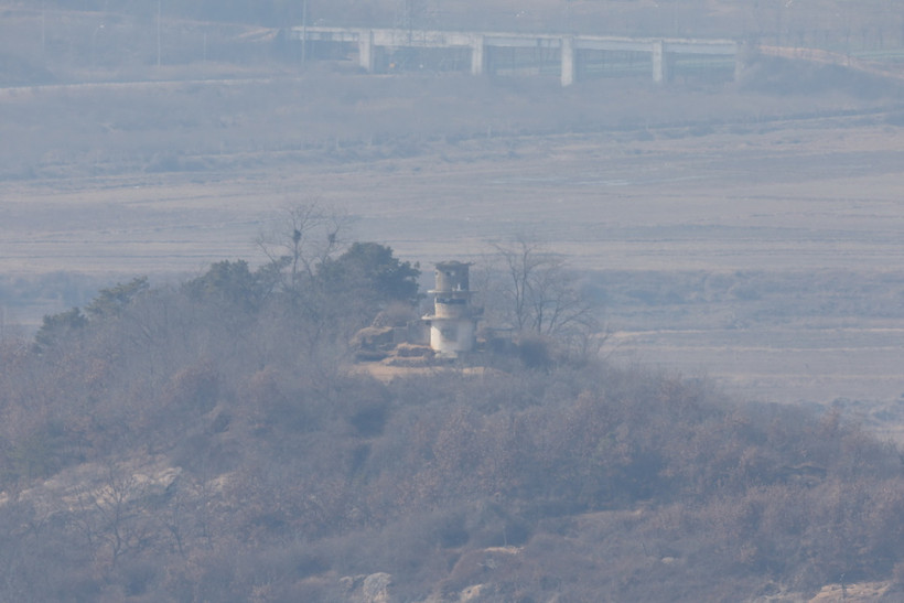 Một trạm gác của quân đội Triều Tiên được nhìn từ đài quan sát ở thành phố Paju (Hàn Quốc), khu vực biên giới giữa hai miền Triều Tiên. (Ảnh: YONHAP/TTXVN)