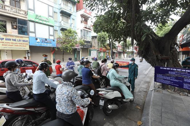 Tình trạng ùn tắc ở các chốt kiểm tra giấy đi đường đòi hỏi cần phải có những biện pháp hữu hiệu khi triển khai để đảm bảo quy định về phòng, chống dịch COVID-19. (Ảnh: Minh Quyết/TTXVN)