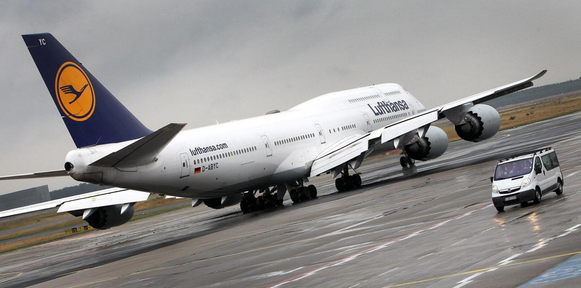 Máy bay thuộc hãng hàng không Lufthansa của Đức đỗ tại sân bay ở Frankfurt am Main. (Ảnh: AFP/TTXVN)