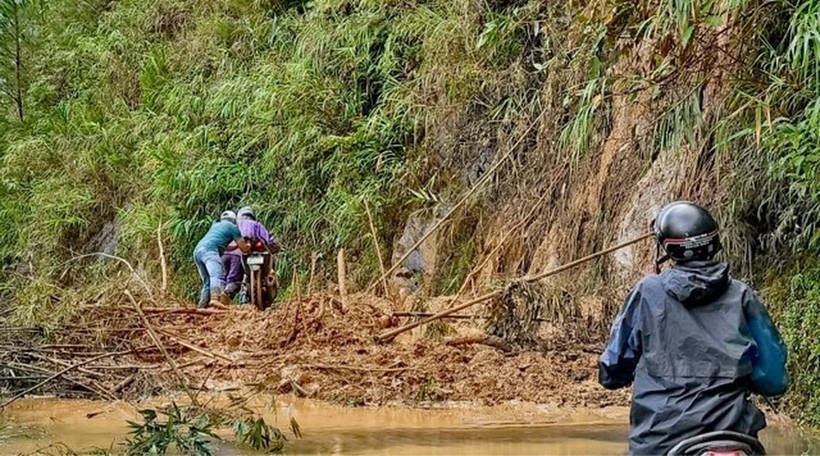 Mưa lớn làm sạt lở 15 điểm trên Quốc lộ 32 (đoạn qua địa phận xã Khau Phạ), trong đó có 6 điểm tắc đường, xe ôtô không qua lại được. (Ảnh: TTXVN phát)