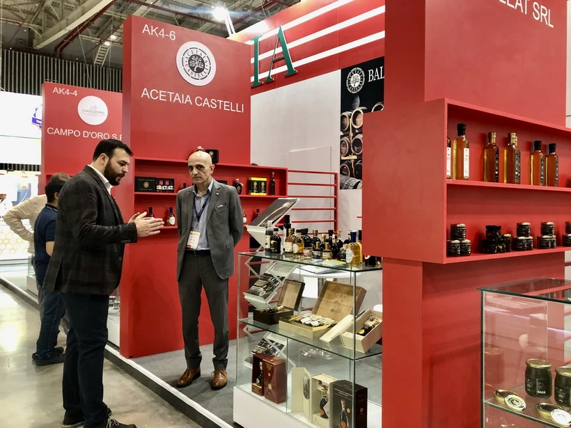 Doanh nghiệp Italy kết nối giao thương với đối tác tại Triển lãm Food & Hotel Vietnam 2024. (Ảnh: Mỹ Phương/TTXVN)