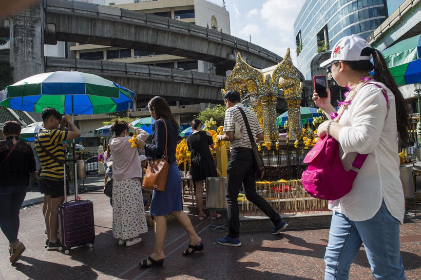 Khách du lịch tham quan đền Erawan ở thủ đô Bangkok của Thái Lan. (Ảnh: AFP/TTXVN)