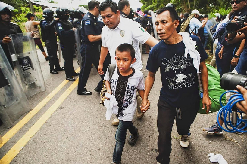 Lực lượng chức năng Mexico bắt giữ một nhóm người di cư tại Tapachula, bang Chiapas khi nhóm người này đang cố gắng tới Mỹ ngày 12/10. (Ảnh: AFP/TTXVN)