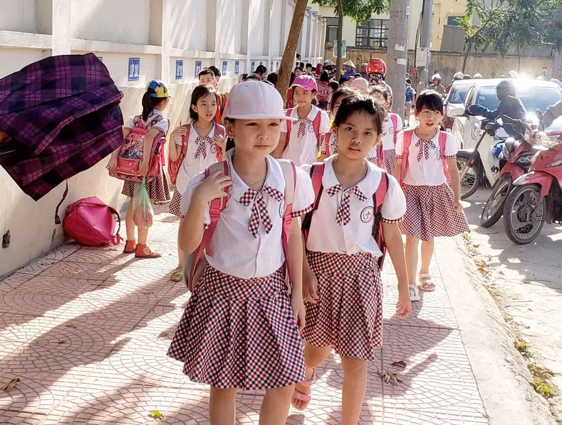 Giờ tan học của học sinh trường Tiểu học Khai Quang, thành phố Vĩnh Yên, tỉnh Vĩnh Phúc. (Ảnh: Nguyễn Thảo/TTXVN)