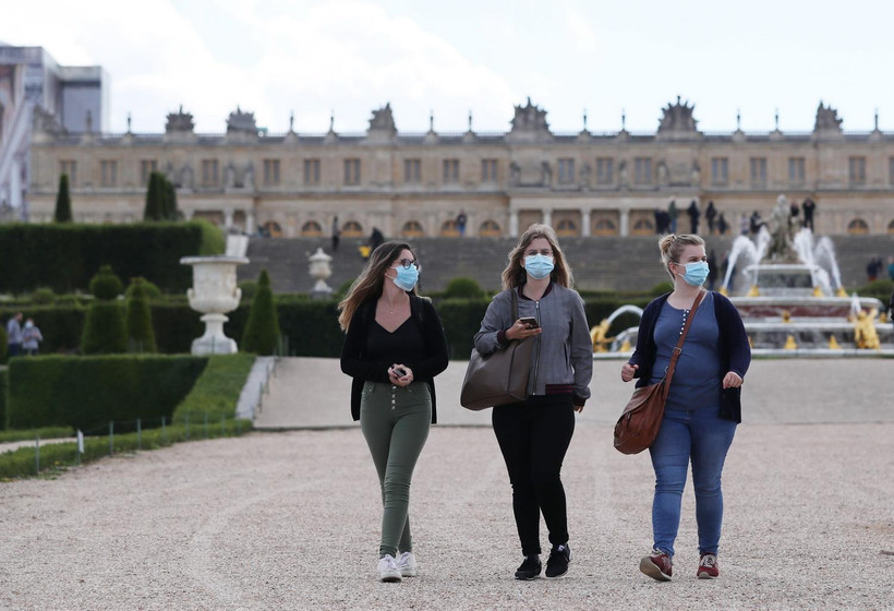 Người dân đeo khẩu trang phòng lây nhiễm COVID-19 tại Paris, Pháp, ngày 6/6 vừa qua. (Ảnh: THX/TTXVN)