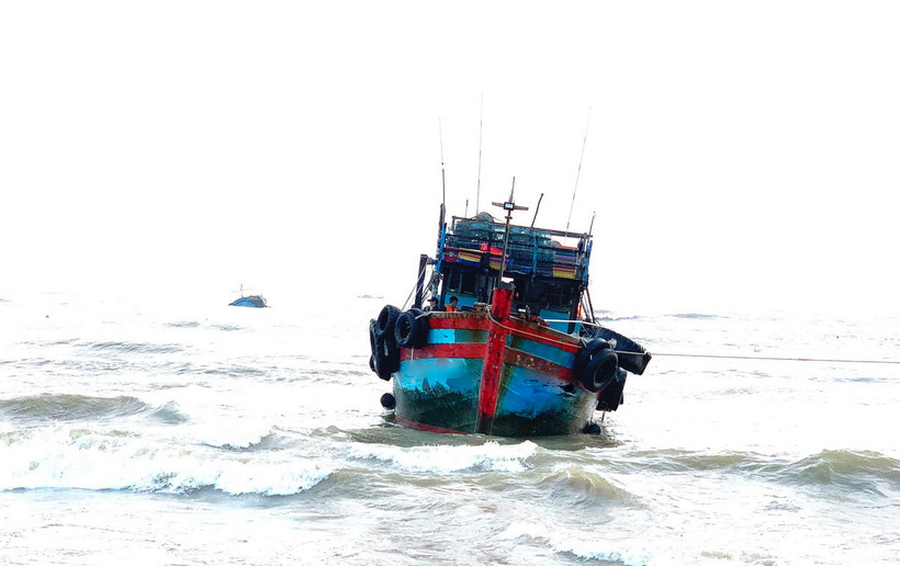 Tàu của ông Đào Xuân Dũng, trú tại xã Bảo Ninh, thành phố Đồng Hới, Quảng Bình, bị mắc cạn. (Ảnh: TTXVN phát)